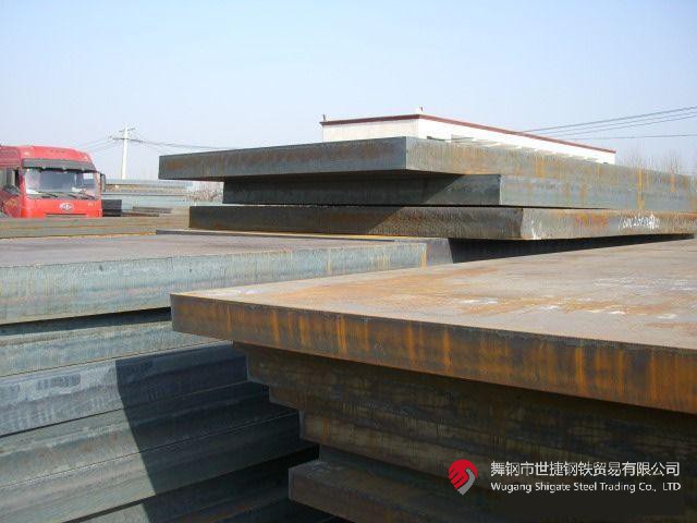 “這是我們研發(fā)的又一個(gè)國(guó)內(nèi)首發(fā)產(chǎn)品——174mm的高端特厚鉻鉬鋼板，一共11塊，將替代進(jìn)口，獨(dú)家應(yīng)用于江蘇某重點(diǎn)技改項(xiàng)目核心裝置——氨合成反應(yīng)器的制造！”9月5日，在河鋼集團(tuán)舞鋼公司產(chǎn)線上，看著一批鋼板即將裝車發(fā)往客戶，科技部研發(fā)人員李某某一臉自豪。  該產(chǎn)品的各項(xiàng)要求在此類鋼板中堪稱“史上最嚴(yán)”。由于該項(xiàng)目中的氨合成反應(yīng)器需要在高溫、高壓及氫腐蝕等極端條件下使用，對(duì)所需鋼鐵材料有著極為嚴(yán)苛的要求，對(duì)該類鋼板的生產(chǎn)研發(fā)來(lái)說(shuō)堪稱“史上最嚴(yán)”。舞鋼公司在客戶項(xiàng)目設(shè)計(jì)的前期，就積極充分發(fā)揮技術(shù)優(yōu)勢(shì)，結(jié)合針對(duì)該項(xiàng)目所量身打造的科研攻關(guān)團(tuán)隊(duì)，與用戶深入對(duì)接，為其設(shè)計(jì)滿足該項(xiàng)目個(gè)性化需求的高端特厚鋼板。在研發(fā)過(guò)程中，針對(duì)鋼板的模擬焊后熱處理工藝溫度及檢驗(yàn)技術(shù)難度在該厚度范圍為行業(yè)最嚴(yán)、居國(guó)際領(lǐng)先水平的客觀實(shí)際，舞鋼公司加大技術(shù)創(chuàng)新力度，創(chuàng)新設(shè)計(jì)軋制、熱處理工藝，一舉攻克了高溫長(zhǎng)時(shí)模擬焊后特厚鋼板全厚度界面低溫沖擊功參數(shù)較差的行業(yè)共性技術(shù)難題，并全流程嚴(yán)格把控工藝技術(shù)質(zhì)量管理，最終打造出探傷合格率和性能合格率均為100%且極具舞鋼特色的高端特厚鉻鉬鋼板，產(chǎn)品各項(xiàng)技術(shù)指標(biāo)處于國(guó)際領(lǐng)先水平，贏得了客戶稱贊。
