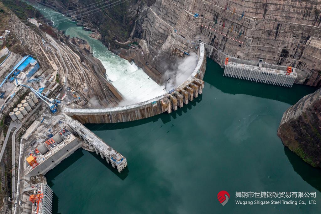 10月24日下午，白鶴灘水電站右岸地下廠房最后一倉(cāng)封頂混凝土澆筑完成，標(biāo)志著世界在建最大水電站地下廠房全線封頂。在該工程建設(shè)中，河鋼集團(tuán)舞鋼公司累計(jì)生產(chǎn)供應(yīng)Q500、Q345C/B、SX780等數(shù)個(gè)新品種鋼板4500噸，主要用于水電站水輪機(jī)座環(huán)、發(fā)電機(jī)頂蓋、控制環(huán)、壓力鋼管制造，大大加速了大型發(fā)電機(jī)組用鋼國(guó)產(chǎn)化進(jìn)程。    據(jù)介紹，白鶴灘水電站位于四川省涼山州和云南省昭通市交界處，是世界在建規(guī)模最大的水電工程，裝機(jī)總?cè)萘?600萬千瓦，其左右岸地下廠房?jī)?nèi)分別布置8臺(tái)具有完全自主知識(shí)產(chǎn)權(quán)的單機(jī)容量達(dá)100萬千瓦的水輪發(fā)電機(jī)組，單機(jī)容量位居世界第一。10月24日下午，白鶴灘水電站成功蓄水至825米高程，首次達(dá)到正常水位，大壩將接受高水位全面檢驗(yàn)。    該工程的規(guī)模天然決定了其施工難度極高，復(fù)雜的地形地質(zhì)條件和技術(shù)指標(biāo)等因素也給施工帶來了巨大挑戰(zhàn)。因此在電站建設(shè)材料及關(guān)鍵部位用鋼的選擇上，客戶慎之又慎，對(duì)焊接性能、韌性、強(qiáng)度等均有著極為嚴(yán)苛的技術(shù)要求。舞鋼公司憑借強(qiáng)大的質(zhì)量品牌優(yōu)勢(shì)和雄厚的技術(shù)實(shí)力成功中標(biāo)——數(shù)百噸“舞鋼牌”高技術(shù)含量的大厚度高級(jí)別水電鋼板用于制造世界單機(jī)容量最大的巨型水輪發(fā)電機(jī)組的座環(huán)。    隨后，舞鋼公司為白鶴灘水電站定制研發(fā)265mm厚的SXQ500D-Z35鋼板，并進(jìn)一步制作加工件。公司科技部高強(qiáng)鋼研究所針對(duì)該鋼的生產(chǎn)重點(diǎn)和難點(diǎn)，提前制定措施，并在冶煉、制坯等關(guān)鍵環(huán)節(jié)派人進(jìn)行跟蹤、協(xié)調(diào)。在科技、設(shè)備、生產(chǎn)人員的共同努力下，該批鋼板最終順利生產(chǎn)完畢。鋼板及試樣經(jīng)公司、客戶和第三方檢驗(yàn)機(jī)構(gòu)檢驗(yàn)合格后，在三和盛機(jī)建公司完成切割深加工。    交付客戶后，該鋼憑著焊接性能好、力學(xué)結(jié)構(gòu)良好、低溫沖擊韌性強(qiáng)等優(yōu)點(diǎn)，承受住了巨大的水壓力和沖擊負(fù)荷，再次贏得設(shè)備制造方的高度評(píng)價(jià)。（舞鋼市委宣傳部 楊德坤 張培軍）