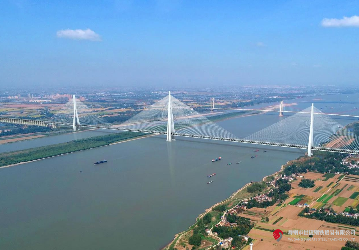 4月10日，中央電視臺(tái)《新聞聯(lián)播》和《東方時(shí)空》節(jié)目同時(shí)播報(bào)了世界最大跨度三塔斜拉橋——馬鞍山長江公鐵大橋主塔開始吊裝的消息。該項(xiàng)目建設(shè)過程中，河鋼集團(tuán)舞鋼公司累計(jì)為其供應(yīng)高級(jí)別橋梁鋼板Q370qE、Q420qE、Q500qE近6萬噸，用于該橋關(guān)鍵部位建設(shè)。其中，批量供貨的高級(jí)別橋梁鋼Q500qE各項(xiàng)技術(shù)指標(biāo)世界領(lǐng)先。目前，舞鋼高端橋梁鋼實(shí)現(xiàn)了從Q345到Q690級(jí)別的全覆蓋。    2219e9e1e81cd18f2738bf2b469e6b98.png  近年來，舞鋼加速“兩個(gè)結(jié)構(gòu)”優(yōu)化，以高端客戶需求和產(chǎn)業(yè)鏈高質(zhì)量發(fā)展為導(dǎo)向，不斷推動(dòng)技術(shù)和產(chǎn)品升級(jí)。針對(duì)項(xiàng)目需求，舞鋼成立攻關(guān)團(tuán)隊(duì)，與客戶深度對(duì)接，精心設(shè)計(jì)生產(chǎn)保供方案，通過精確控制冶煉過程，確保了鋼板內(nèi)部質(zhì)量穩(wěn)定；創(chuàng)新軋制、熱處理工藝，攻克制約鋼板強(qiáng)度提升的工藝瓶頸，確保了鋼板各項(xiàng)性能全部滿足客戶要求。  為了保證在極短的交貨期內(nèi)實(shí)現(xiàn)高質(zhì)量交貨，舞鋼集中各類優(yōu)勢(shì)資源，創(chuàng)新橋梁鋼生產(chǎn)工藝，將交貨期縮短了約5天時(shí)間。在客戶的加工使用、安裝等各環(huán)節(jié)，舞鋼技術(shù)營銷服務(wù)團(tuán)隊(duì)及進(jìn)跟進(jìn)，為其提供精準(zhǔn)、專業(yè)的服務(wù)，贏得了客戶信賴。  馬鞍山長江公鐵大橋單跨1120米，雙跨連續(xù)跨度2240米；中塔塔高345米，相當(dāng)于115層樓，為目前世界最高橋塔；承臺(tái)長89.2米、寬54.7米，平面面積近5000平方米，相當(dāng)于8個(gè)標(biāo)準(zhǔn)籃球場(chǎng)，為目前世界最大規(guī)模的橋梁樁基礎(chǔ)。