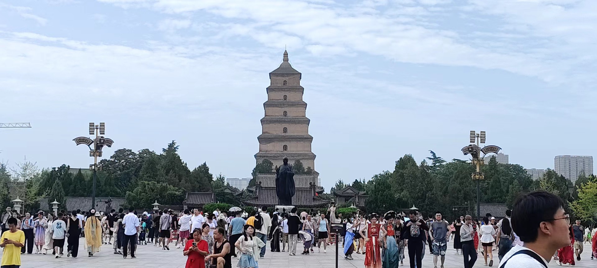 西安是國務(wù)院公布的首批國家歷史文化名城，有西周、秦、西漢、唐等在內(nèi)的13個朝代在此建都，是世界四大古都之一，中國古都學(xué)會認定的中國建都朝代最多、帝都歷史最長的古都。曾經(jīng)作為中國首都和政治、經(jīng)濟、文化中心長達1100多年。旅游景點有秦始皇兵馬俑博物館、大雁塔、陜西歷史博物館、華清池景區(qū)、碑林博物館等
