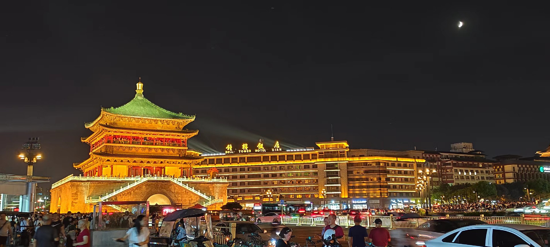 西安是國務(wù)院公布的首批國家歷史文化名城，有西周、秦、西漢、唐等在內(nèi)的13個朝代在此建都，是世界四大古都之一，中國古都學(xué)會認定的中國建都朝代最多、帝都歷史最長的古都。曾經(jīng)作為中國首都和政治、經(jīng)濟、文化中心長達1100多年。旅游景點有秦始皇兵馬俑博物館、大雁塔、陜西歷史博物館、華清池景區(qū)、碑林博物館等