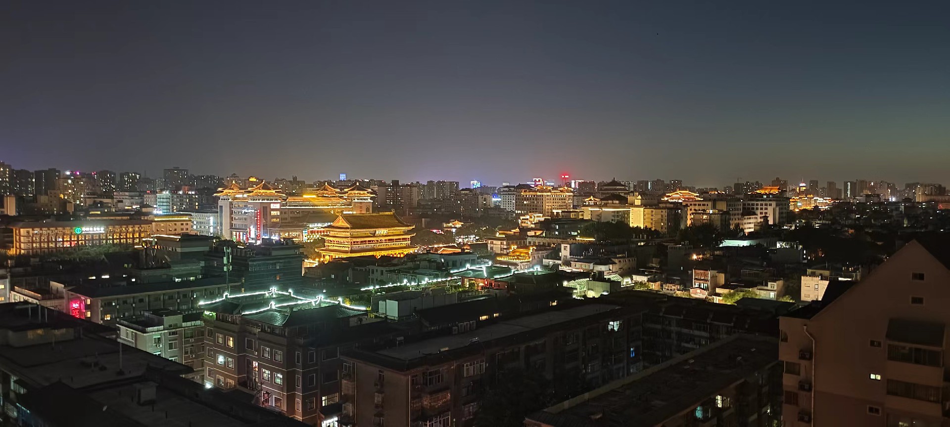 西安是國務(wù)院公布的首批國家歷史文化名城，有西周、秦、西漢、唐等在內(nèi)的13個朝代在此建都，是世界四大古都之一，中國古都學(xué)會認定的中國建都朝代最多、帝都歷史最長的古都。曾經(jīng)作為中國首都和政治、經(jīng)濟、文化中心長達1100多年。旅游景點有秦始皇兵馬俑博物館、大雁塔、陜西歷史博物館、華清池景區(qū)、碑林博物館等
