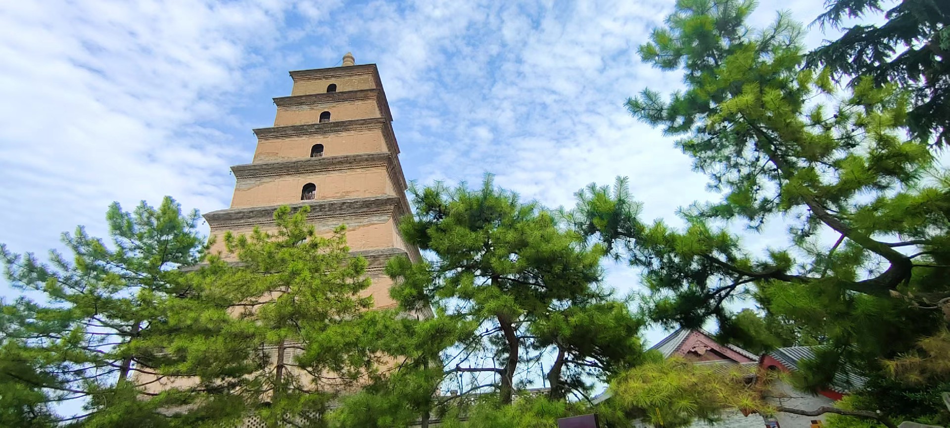 西安是國務(wù)院公布的首批國家歷史文化名城，有西周、秦、西漢、唐等在內(nèi)的13個朝代在此建都，是世界四大古都之一，中國古都學(xué)會認定的中國建都朝代最多、帝都歷史最長的古都。曾經(jīng)作為中國首都和政治、經(jīng)濟、文化中心長達1100多年。旅游景點有秦始皇兵馬俑博物館、大雁塔、陜西歷史博物館、華清池景區(qū)、碑林博物館等