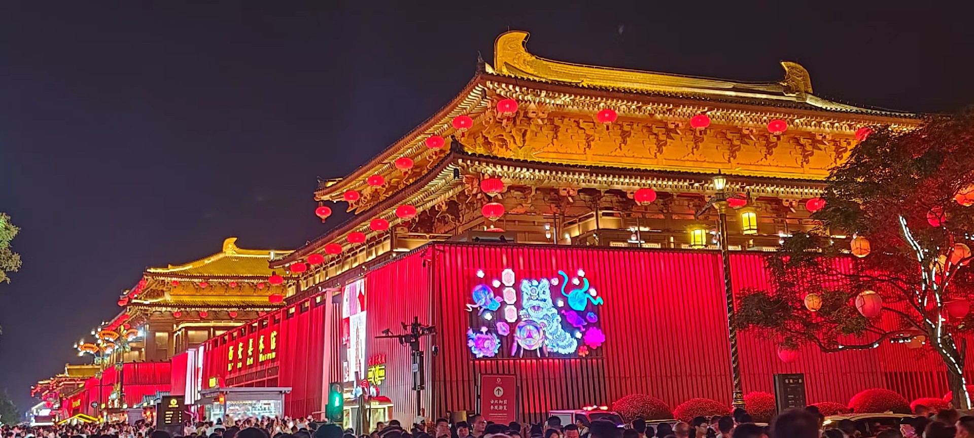 西安是國務(wù)院公布的首批國家歷史文化名城，有西周、秦、西漢、唐等在內(nèi)的13個朝代在此建都，是世界四大古都之一，中國古都學(xué)會認定的中國建都朝代最多、帝都歷史最長的古都。曾經(jīng)作為中國首都和政治、經(jīng)濟、文化中心長達1100多年。旅游景點有秦始皇兵馬俑博物館、大雁塔、陜西歷史博物館、華清池景區(qū)、碑林博物館等