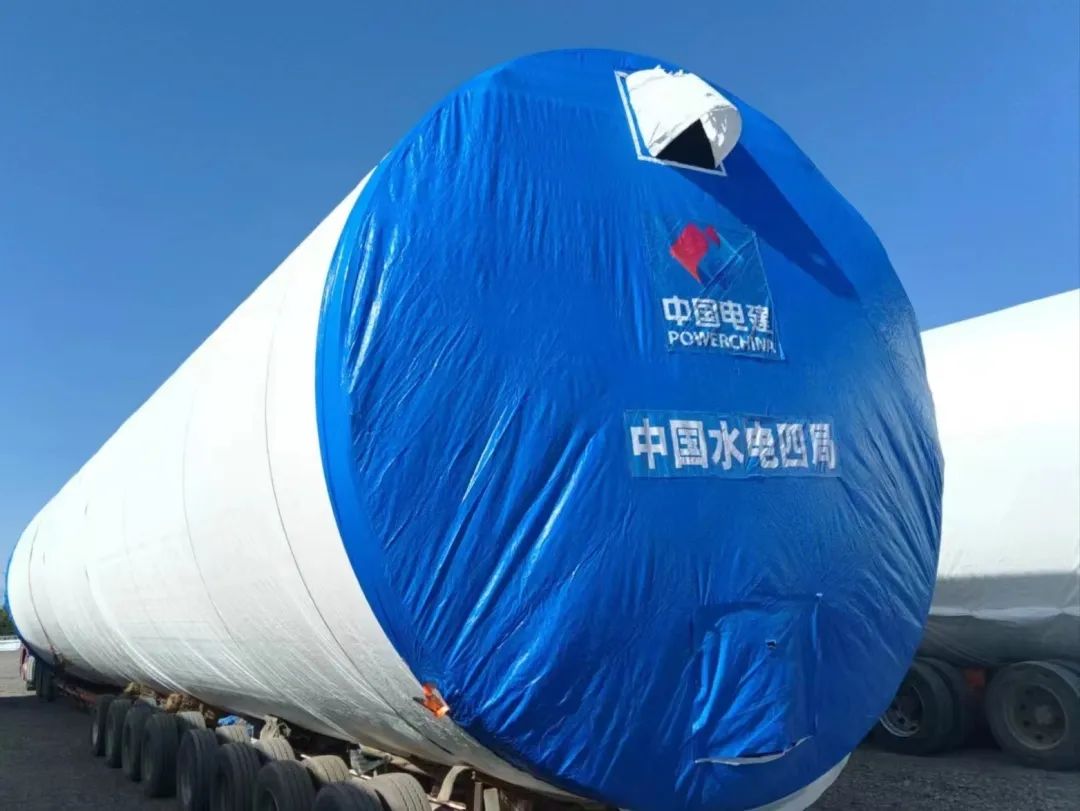 河鋼集團(tuán)舞鋼生產(chǎn)的一批高端風(fēng)電項目用鋼板如期發(fā)往客戶，將用于新彊吐魯番市重點能源項目——廣東能源托克遜縣100萬千瓦風(fēng)電項目的風(fēng)電塔筒制造。目前，舞鋼已累計向該項目供應(yīng)高端風(fēng)電項目用鋼板近2萬噸。 在供貨過程中，舞鋼強化項目跟蹤和技術(shù)營銷，針對該項目設(shè)計和建設(shè)所需，為用戶設(shè)計從生產(chǎn)到供貨以及后期服務(wù)的一攬子解決方案。在生產(chǎn)過程中，舞鋼根據(jù)客戶所需，不斷推動工藝和流程優(yōu)化，先后攻克冶煉和軋制環(huán)節(jié)的多個難題，滿足了客戶對鋼板表面質(zhì)量的特殊需求，并保證了按期高質(zhì)量交付。 廣東能源托克遜縣100萬千瓦風(fēng)電項目（一期50萬千瓦）位于新疆維吾爾自治區(qū)吐魯番市托克遜縣，屬于小草湖風(fēng)區(qū)。風(fēng)電場距離托克遜縣僅14公里，距烏魯木齊市約130公里。海拔集中在45至125米，場地開闊，地形較平坦，地勢東南部低、西北部高。本工程擬安裝50臺風(fēng)力發(fā)電機組，機組塔高126.1米，總工程量約26000噸，是新疆首個直徑超過6米的單機容量達(dá)10兆瓦的非分片式風(fēng)電塔筒。  此項目為新建工程，地處新疆傳統(tǒng)九大風(fēng)區(qū)之一的吐魯番西部風(fēng)區(qū)核心位置，擁有得天獨厚的自然資源，與吐魯番市、烏魯木齊兩大用電負(fù)荷中心接壤，具備天然的負(fù)荷消納優(yōu)勢。項目投產(chǎn)后，年上網(wǎng)電量約23億千瓦時，可節(jié)約標(biāo)準(zhǔn)煤約70萬噸，每年可減少二氧化碳排放233萬噸，將具有良好的經(jīng)濟(jì)效益和生態(tài)效益。  百萬千瓦級風(fēng)電項目的開工建設(shè)，標(biāo)志著吐魯番市在打造千萬千瓦級大型清潔能源基地的征程上又邁出了跨越式的一步，將有力推動吐魯番綠色新能源產(chǎn)業(yè)進(jìn)入發(fā)展新時期，為建設(shè)全疆經(jīng)濟(jì)高質(zhì)量發(fā)展示范區(qū)提供新的、強有力的支撐。