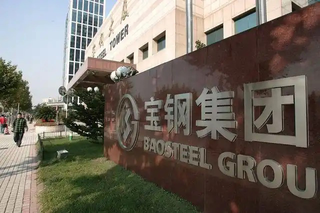 鋼鐵行業(yè)是全球工業(yè)體系中的重要支柱之一,其產(chǎn)品廣泛應(yīng)用于基礎(chǔ)設(shè)施建設(shè)、機械制造、汽車工業(yè)等領(lǐng)域。隨著全球工業(yè)化進程的不斷深入,鋼鐵行業(yè)呈現(xiàn)出國際化競爭格局。在眾多鋼鐵制造企業(yè)中,有6家公司以其出色的經(jīng)營業(yè)績和強大的市場地位脫穎而出,成為了世界鋼鐵制造業(yè)的領(lǐng)軍企業(yè)。  第一，是總部位于中國的寶鋼集團。寶鋼集團創(chuàng)立于1992年,作為中國最大的鋼鐵生產(chǎn)企業(yè),其年產(chǎn)鋼鐵超過1億噸,在全球鋼鐵企業(yè)中居首位。寶鋼集團擁有先進的煉鋼技術(shù)和完善的產(chǎn)業(yè)鏈,產(chǎn)品涵蓋了碳鋼、合金鋼、不銹鋼等多個品類,廣泛應(yīng)用于汽車、家電、建筑等領(lǐng)域。在國內(nèi)市場上,寶鋼集團占據(jù)主導(dǎo)地位,同時也積極拓展海外市場,在全球范圍內(nèi)享有較高的品牌知名度。   第二，是同樣總部設(shè)在中國的武鋼集團。武鋼集團成立于1958年,是中國最早的鋼鐵生產(chǎn)企業(yè)之一,擁有悠久的歷史和豐富的生產(chǎn)經(jīng)驗。該集團主營碳鋼和合金鋼的生產(chǎn),年產(chǎn)量超過5000萬噸,位居全球第二。武鋼集團不僅在國內(nèi)市場占有重要地位,同時也積極開拓海外市場,產(chǎn)品遠銷歐洲、東南亞等地區(qū)。近年來,武鋼集團通過并購重組等方式不斷擴大產(chǎn)能,提升了其在全球鋼鐵行業(yè)的影響力。   第三，是總部位于印度的塔塔鋼鐵公司。塔塔鋼鐵公司成立于1907年,是全球歷史最悠久的鋼鐵制造企業(yè)之一。該公司年產(chǎn)鋼鐵超過1800萬噸,產(chǎn)品涵蓋了碳鋼、合金鋼、不銹鋼等種類,廣泛應(yīng)用于汽車、基礎(chǔ)設(shè)施、機械制造等領(lǐng)域。憑借雄厚的技術(shù)實力和優(yōu)秀的管理團隊,塔塔鋼鐵公司在全球鋼鐵市場上占據(jù)了重要地位,在發(fā)展中國家市場尤其具有優(yōu)勢。   第四，是總部位于日本的新日鐵住金株式會社。新日鐵住金株式會社是日本最大的鋼鐵制造企業(yè),年產(chǎn)鋼鐵約4500萬噸,位居全球第四。該公司擁有業(yè)內(nèi)領(lǐng)先的技術(shù)水平,在煉鋼、軋鋼等工藝上均有很強的競爭力。同時,新日鐵住金還積極推動產(chǎn)品創(chuàng)新,開發(fā)出多種高性能鋼材,廣泛應(yīng)用于汽車制造、電子電器等行業(yè)。憑借雄厚的技術(shù)實力和優(yōu)質(zhì)的產(chǎn)品,新日鐵住金在日本國內(nèi)以及東亞地區(qū)市場占據(jù)主導(dǎo)地位。   第五,是總部位于韓國的POSCO。POSCO創(chuàng)立于1968年,是韓國最大的鋼鐵制造企業(yè),年產(chǎn)鋼鐵約4000萬噸。POSCO在煉鋼技術(shù)、產(chǎn)品研發(fā)等方面均處于業(yè)內(nèi)領(lǐng)先水平,旗下?lián)碛卸嗉液Ｍ庾庸?業(yè)務(wù)覆蓋全球主要市場。近年來,POSCO不斷優(yōu)化產(chǎn)品結(jié)構(gòu),提升高附加值鋼材的占比,在汽車制造、電子等領(lǐng)域具有較強的市場競爭力。憑借優(yōu)秀的經(jīng)營業(yè)績和穩(wěn)健的財務(wù)狀況,POSCO在全球鋼鐵行業(yè)中占據(jù)重要地位。   第六,是總部位于美國的美國鋼鐵公司。美國鋼鐵公司創(chuàng)立于1901年,是美國最大的鋼鐵制造企業(yè),年產(chǎn)鋼鐵約1600萬噸。該公司在碳鋼、不銹鋼等品類的生產(chǎn)上均具有較強的技術(shù)實力,產(chǎn)品廣泛應(yīng)用于汽車制造、基礎(chǔ)設(shè)施建設(shè)等領(lǐng)域。近年來,美國鋼鐵公司通過資產(chǎn)重組和技術(shù)創(chuàng)新等措施,不斷提升自身競爭力,在北美市場保持領(lǐng)先地位。   舉報/反饋