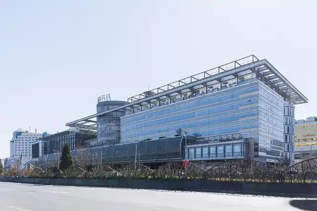 鋼鐵行業(yè)是全球工業(yè)體系中的重要支柱之一,其產(chǎn)品廣泛應(yīng)用于基礎(chǔ)設(shè)施建設(shè)、機械制造、汽車工業(yè)等領(lǐng)域。隨著全球工業(yè)化進程的不斷深入,鋼鐵行業(yè)呈現(xiàn)出國際化競爭格局。在眾多鋼鐵制造企業(yè)中,有6家公司以其出色的經(jīng)營業(yè)績和強大的市場地位脫穎而出,成為了世界鋼鐵制造業(yè)的領(lǐng)軍企業(yè)。  第一，是總部位于中國的寶鋼集團。寶鋼集團創(chuàng)立于1992年,作為中國最大的鋼鐵生產(chǎn)企業(yè),其年產(chǎn)鋼鐵超過1億噸,在全球鋼鐵企業(yè)中居首位。寶鋼集團擁有先進的煉鋼技術(shù)和完善的產(chǎn)業(yè)鏈,產(chǎn)品涵蓋了碳鋼、合金鋼、不銹鋼等多個品類,廣泛應(yīng)用于汽車、家電、建筑等領(lǐng)域。在國內(nèi)市場上,寶鋼集團占據(jù)主導(dǎo)地位,同時也積極拓展海外市場,在全球范圍內(nèi)享有較高的品牌知名度。   第二，是同樣總部設(shè)在中國的武鋼集團。武鋼集團成立于1958年,是中國最早的鋼鐵生產(chǎn)企業(yè)之一,擁有悠久的歷史和豐富的生產(chǎn)經(jīng)驗。該集團主營碳鋼和合金鋼的生產(chǎn),年產(chǎn)量超過5000萬噸,位居全球第二。武鋼集團不僅在國內(nèi)市場占有重要地位,同時也積極開拓海外市場,產(chǎn)品遠銷歐洲、東南亞等地區(qū)。近年來,武鋼集團通過并購重組等方式不斷擴大產(chǎn)能,提升了其在全球鋼鐵行業(yè)的影響力。   第三，是總部位于印度的塔塔鋼鐵公司。塔塔鋼鐵公司成立于1907年,是全球歷史最悠久的鋼鐵制造企業(yè)之一。該公司年產(chǎn)鋼鐵超過1800萬噸,產(chǎn)品涵蓋了碳鋼、合金鋼、不銹鋼等種類,廣泛應(yīng)用于汽車、基礎(chǔ)設(shè)施、機械制造等領(lǐng)域。憑借雄厚的技術(shù)實力和優(yōu)秀的管理團隊,塔塔鋼鐵公司在全球鋼鐵市場上占據(jù)了重要地位,在發(fā)展中國家市場尤其具有優(yōu)勢。   第四，是總部位于日本的新日鐵住金株式會社。新日鐵住金株式會社是日本最大的鋼鐵制造企業(yè),年產(chǎn)鋼鐵約4500萬噸,位居全球第四。該公司擁有業(yè)內(nèi)領(lǐng)先的技術(shù)水平,在煉鋼、軋鋼等工藝上均有很強的競爭力。同時,新日鐵住金還積極推動產(chǎn)品創(chuàng)新,開發(fā)出多種高性能鋼材,廣泛應(yīng)用于汽車制造、電子電器等行業(yè)。憑借雄厚的技術(shù)實力和優(yōu)質(zhì)的產(chǎn)品,新日鐵住金在日本國內(nèi)以及東亞地區(qū)市場占據(jù)主導(dǎo)地位。   第五,是總部位于韓國的POSCO。POSCO創(chuàng)立于1968年,是韓國最大的鋼鐵制造企業(yè),年產(chǎn)鋼鐵約4000萬噸。POSCO在煉鋼技術(shù)、產(chǎn)品研發(fā)等方面均處于業(yè)內(nèi)領(lǐng)先水平,旗下?lián)碛卸嗉液Ｍ庾庸?業(yè)務(wù)覆蓋全球主要市場。近年來,POSCO不斷優(yōu)化產(chǎn)品結(jié)構(gòu),提升高附加值鋼材的占比,在汽車制造、電子等領(lǐng)域具有較強的市場競爭力。憑借優(yōu)秀的經(jīng)營業(yè)績和穩(wěn)健的財務(wù)狀況,POSCO在全球鋼鐵行業(yè)中占據(jù)重要地位。   第六,是總部位于美國的美國鋼鐵公司。美國鋼鐵公司創(chuàng)立于1901年,是美國最大的鋼鐵制造企業(yè),年產(chǎn)鋼鐵約1600萬噸。該公司在碳鋼、不銹鋼等品類的生產(chǎn)上均具有較強的技術(shù)實力,產(chǎn)品廣泛應(yīng)用于汽車制造、基礎(chǔ)設(shè)施建設(shè)等領(lǐng)域。近年來,美國鋼鐵公司通過資產(chǎn)重組和技術(shù)創(chuàng)新等措施,不斷提升自身競爭力,在北美市場保持領(lǐng)先地位。   舉報/反饋