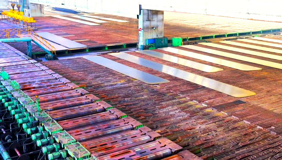 260余種寬厚板產(chǎn)品成功替代進(jìn)口或按國外標(biāo)準(zhǔn)生產(chǎn)，多個(gè)品種填補(bǔ)國內(nèi)空白并獨(dú)家供貨，更有40余種遠(yuǎn)銷海外。舞鋼公司不僅主導(dǎo)制定了臨氫設(shè)備用鉻鉬合金鋼板等十余項(xiàng)國家標(biāo)準(zhǔn)，還榮獲國家科學(xué)技術(shù)進(jìn)步獎(jiǎng)一等獎(jiǎng)2項(xiàng)、二等獎(jiǎng)1項(xiàng)，省部級(jí)科技進(jìn)步獎(jiǎng)更是數(shù)不勝數(shù)。自創(chuàng)立以來，河鋼集團(tuán)舞鋼公司便深耕寬厚板研發(fā)制造，打造出響亮的民族品牌，穩(wěn)坐世界寬厚板領(lǐng)域的頭把交椅。 260余種寬厚板產(chǎn)品成功替代進(jìn)口或按國外標(biāo)準(zhǔn)生產(chǎn)，多個(gè)品種填補(bǔ)國內(nèi)空白并獨(dú)家供貨，更有40余種遠(yuǎn)銷海外。舞鋼公司不僅主導(dǎo)制定了臨氫設(shè)備用鉻鉬合金鋼板等十余項(xiàng)國家標(biāo)準(zhǔn)，還榮獲國家科學(xué)技術(shù)進(jìn)步獎(jiǎng)一等獎(jiǎng)2項(xiàng)、二等獎(jiǎng)1項(xiàng)，省部級(jí)科技進(jìn)步獎(jiǎng)更是數(shù)不勝數(shù)。自創(chuàng)立以來，河鋼集團(tuán)舞鋼公司便深耕寬厚板研發(fā)制造，打造出響亮的民族品牌，穩(wěn)坐世界寬厚板領(lǐng)域的頭把交椅。 fdb85620c4ebcb4769ad69d0a0a3e58f.png圖為舞鋼生產(chǎn)現(xiàn)場(chǎng)一角。  品牌價(jià)值涵蓋了企業(yè)的多方面競爭力，包括產(chǎn)品實(shí)力、文化底蘊(yùn)、資源調(diào)配能力、技術(shù)標(biāo)準(zhǔn)以及質(zhì)量管理等。河鋼集團(tuán)舞鋼公司深知這一點(diǎn)，其黨委書記、董事長于勇強(qiáng)調(diào)，要緊密貼近市場(chǎng)脈搏，不斷強(qiáng)化科技創(chuàng)新，以更好地維護(hù)和提升舞鋼的品牌價(jià)值，推動(dòng)企業(yè)更上一層樓。  近日，《中國冶金報(bào)》的記者們走進(jìn)舞鋼，深入探訪了該企業(yè)品牌塑造的背后故事。舞鋼以科技為核心，提供高端定制服務(wù)，不僅緊跟行業(yè)動(dòng)態(tài)和客戶需求，還專注于客戶應(yīng)用材料的替代研發(fā)，通過創(chuàng)新贏得先機(jī)。舞鋼人以攻堅(jiān)克難的精神，突破關(guān)鍵技術(shù)難題，將關(guān)鍵核心技術(shù)牢牢掌握在自己手中，成功實(shí)現(xiàn)了從生產(chǎn)型企業(yè)到“制造+服務(wù)型企業(yè)”的轉(zhuǎn)型。  舞鋼黨委書記、董事長吝章國明確指出，舞鋼應(yīng)定位高端市場(chǎng)，致力于開發(fā)獨(dú)特且優(yōu)質(zhì)的高端產(chǎn)品，同時(shí)緊貼市場(chǎng)和客戶需求，提供量身定制的服務(wù)。這一策略不僅塑造了產(chǎn)品品牌，更提升了品牌價(jià)值。舞鋼國內(nèi)首發(fā)的SA737系列容器鋼板，以其大厚度、高技術(shù)難度，充分展現(xiàn)了企業(yè)在科技創(chuàng)新和高端定制方面的實(shí)力。 2024年10月，舞鋼在深入調(diào)研某重點(diǎn)客戶后，立志于替代進(jìn)口，著手研發(fā)大厚度、高技術(shù)難度的碳錳釩SA737系列容器鋼板。為此，公司組建了由技術(shù)、營銷人員等組成的高端高效益產(chǎn)品攻關(guān)團(tuán)隊(duì)，根據(jù)客戶需求定制了專屬供貨方案，贏得了客戶的信賴。  在生產(chǎn)過程中，舞鋼面臨鋼板厚度大、技術(shù)要求嚴(yán)苛等多重挑戰(zhàn)。但憑借強(qiáng)大的技術(shù)實(shí)力和創(chuàng)新能力，舞鋼團(tuán)隊(duì)不僅成功實(shí)施了覆蓋關(guān)鍵工序的梯度試驗(yàn)，還根據(jù)試驗(yàn)數(shù)據(jù)進(jìn)行了長達(dá)10余天的深入分析驗(yàn)證，最終確定了與生產(chǎn)現(xiàn)場(chǎng)高度契合的最佳工藝方案。這一方案確保了SA737系列容器鋼板在拉伸性能、沖擊性能以及模擬焊后性能等方面均達(dá)到國內(nèi)領(lǐng)先水平，有力地提升了舞鋼的品牌價(jià)值。  圖為舞鋼第二鋼軋廠的生產(chǎn)現(xiàn)場(chǎng)。 2024年12月20日，舞鋼科技部收到了來自某高端客戶的積極反饋：“舞鋼生產(chǎn)的碳錳釩SA737系列容器鋼板焊接性能非常穩(wěn)定，簡直太好用了！連我們的工人都為你們點(diǎn)贊！”這標(biāo)志著舞鋼首次成功批量生產(chǎn)出大厚度、高技術(shù)難度的碳錳釩SA737系列容器鋼板，實(shí)現(xiàn)了國內(nèi)首發(fā)，為舞鋼打造新的差異化優(yōu)勢(shì)、引領(lǐng)寬厚板行業(yè)的高質(zhì)量發(fā)展注入了強(qiáng)大動(dòng)力。同時(shí)，用戶對(duì)高端材料經(jīng)濟(jì)性的追求也成為舞鋼研發(fā)工作的重要考量因素。截至2024年底，舞鋼高錳鋼已在國內(nèi)首臺(tái)套高錳鋼船“GasChem Phoenix”上實(shí)現(xiàn)了安全運(yùn)行2萬海里的壯舉。這不僅標(biāo)志著舞鋼高錳鋼在國內(nèi)率先實(shí)現(xiàn)了實(shí)船應(yīng)用，更意味著新一代低成本、高性能的超低溫國產(chǎn)高錳鋼從基礎(chǔ)研究走向了工程應(yīng)用，為高錳鋼的推廣和應(yīng)用樹立了新的里程碑。  圖為舞鋼第二鋼軋廠。LNG（液化天然氣）新型低溫高錳鋼憑借其出色的低溫韌性、高延展性以及高強(qiáng)度，相較于傳統(tǒng)LNG船罐材料所采用的Ni系低溫鋼，展現(xiàn)出了顯著的經(jīng)濟(jì)效益。高錳鋼的應(yīng)用對(duì)LNG船舶制造企業(yè)而言，不僅有助于降低生產(chǎn)成本，更能提升其市場(chǎng)競爭力。為了實(shí)現(xiàn)科研成果與客戶需求的高效轉(zhuǎn)化，舞鋼積極展開了全方位、多輪次的科技創(chuàng)新活動(dòng)。 2024年12月18日，舞鋼的生產(chǎn)線上，一批高端壓力容器鋼板在經(jīng)過數(shù)小時(shí)精心熱處理后，順利完成了切割與取樣，隨后進(jìn)入性能檢驗(yàn)的關(guān)鍵環(huán)節(jié)。科技部的科研人員全程緊密監(jiān)控，確保每一個(gè)環(huán)節(jié)都達(dá)到高標(biāo)準(zhǔn)。這批鋼板是為客戶量身定制的，面臨極高的技術(shù)挑戰(zhàn)，因?yàn)樗鼈儗儆诔T坯壓縮比的極限規(guī)格。客戶要求在模擬長時(shí)間焊接后，對(duì)鋼板厚度一半處進(jìn)行零下30攝氏度的沖擊韌性測(cè)試。同時(shí)，由于鋼板壓縮比小、厚度大，采用常規(guī)工藝難以確保各項(xiàng)性能指標(biāo)。  面對(duì)這些挑戰(zhàn)，舞鋼的高端高效益產(chǎn)品攻關(guān)團(tuán)隊(duì)從坯料生產(chǎn)、軋制到熱處理各環(huán)節(jié)入手，經(jīng)過不懈努力，終于找到了與性能指標(biāo)相匹配的最佳工藝參數(shù)，從而優(yōu)化了整體生產(chǎn)工藝。最終，該鋼板的各項(xiàng)性能參數(shù)不僅遠(yuǎn)超客戶預(yù)期，更達(dá)到了世界領(lǐng)先水平。  舞鋼第二鋼軋廠，一個(gè)致力于高端壓力容器鋼板研發(fā)與生產(chǎn)的重要基地。在這里，科技與創(chuàng)新是永恒的主題。吝章國，作為舞鋼的科技領(lǐng)軍人物，深知科技成果轉(zhuǎn)化的重要性。他強(qiáng)調(diào)，只有將研發(fā)出的產(chǎn)品真正轉(zhuǎn)化為實(shí)際生產(chǎn)力，才能實(shí)現(xiàn)其真正的價(jià)值。因此，舞鋼始終將科技成果轉(zhuǎn)化作為工作的重中之重，不斷推動(dòng)技術(shù)創(chuàng)新與產(chǎn)業(yè)升級(jí)的深度融合。 2024年，舞鋼繼續(xù)堅(jiān)定地走特鋼路線，并成功研發(fā)了18個(gè)新產(chǎn)品。此外，舞鋼還積極與20余家高端客戶進(jìn)行互訪，并成功開發(fā)了104個(gè)直供用戶，首單訂貨量累計(jì)高達(dá)9.5萬余噸。這些成績的取得，得益于舞鋼在市場(chǎng)把控方面的機(jī)制創(chuàng)新。在制造業(yè)轉(zhuǎn)型升級(jí)的大背景下，中厚板領(lǐng)域已成為鋼鐵行業(yè)增長最快的領(lǐng)域和效益源泉，這也導(dǎo)致國內(nèi)中厚板市場(chǎng)的供需狀況發(fā)生了深刻變化。面對(duì)這一新形勢(shì)，舞鋼積極應(yīng)對(duì)，通過機(jī)制創(chuàng)新來提升市場(chǎng)把控力，以實(shí)現(xiàn)更好的生存和發(fā)展。  舞鋼通過創(chuàng)新機(jī)制體制，進(jìn)一步強(qiáng)化了銷售端資源傾斜，推動(dòng)企業(yè)從單一生產(chǎn)向“制造+服務(wù)”模式轉(zhuǎn)型。他們深化市場(chǎng)、客戶和服務(wù)意識(shí)，不斷提高執(zhí)行、適應(yīng)和變革能力，專注于市場(chǎng)和客戶需求。經(jīng)過一系列舉措，舞鋼對(duì)市場(chǎng)的把控能力得到了顯著提升。  在2024年9月6日的舞鋼高端水電鋼攻關(guān)團(tuán)隊(duì)周例會(huì)上，該團(tuán)隊(duì)負(fù)責(zé)人張曉克強(qiáng)調(diào)，擁有鋼需求的頭部客戶是市場(chǎng)開發(fā)的關(guān)鍵。他要求團(tuán)隊(duì)成員主動(dòng)走訪、對(duì)接和服務(wù)這些客戶。該團(tuán)隊(duì)的積極攻關(guān)，使得舞鋼水電鋼合同承接量在2024年再創(chuàng)新高。  舞鋼始終以客戶需求為中心，通過多端對(duì)接和全面保障策略，不斷優(yōu)化產(chǎn)線建設(shè)。他們實(shí)施了領(lǐng)導(dǎo)班子成員的“產(chǎn)線包?！敝贫?，從多個(gè)維度對(duì)兩條產(chǎn)線進(jìn)行數(shù)據(jù)畫像，包括噸鋼邊際貢獻(xiàn)、低邊際合同占比等。這些措施促進(jìn)了產(chǎn)線和營銷人員更加關(guān)注產(chǎn)線關(guān)鍵指標(biāo)和創(chuàng)效能力，推動(dòng)了企業(yè)管理重點(diǎn)從產(chǎn)量向產(chǎn)線的轉(zhuǎn)變。 53歲的高級(jí)技師任亞強(qiáng)，在面臨軋制生產(chǎn)難度極大、近乎顛覆其認(rèn)知的8120鋼板時(shí)，他堅(jiān)定地選擇了挑戰(zhàn)。他不僅將軋輥壓下量精細(xì)調(diào)整，更把各道次的間隙時(shí)間縮短到極致，最終成功生產(chǎn)出滿足客戶要求的產(chǎn)品。這一成功，不僅彰顯了舞鋼在技術(shù)上的實(shí)力，更體現(xiàn)了他們對(duì)于市場(chǎng)和客戶需求的深刻洞察。  在舞鋼的攻關(guān)團(tuán)隊(duì)中，“技術(shù)咖”們成為銷售的堅(jiān)強(qiáng)后盾。他們無條件支持銷售，對(duì)銷售人員提出的問題積極響應(yīng)，確保當(dāng)日事當(dāng)日畢。正是這種高效協(xié)作的精神，使得舞鋼在2024年成功中標(biāo)國內(nèi)多個(gè)知名建設(shè)項(xiàng)目。  在全員端，舞鋼更是全力以赴保市場(chǎng)，緊跟市場(chǎng)和客戶變化，提高反應(yīng)速度。他們突出柔性生產(chǎn)組織和靈活的訂單機(jī)制，實(shí)現(xiàn)生產(chǎn)組織與銷售的高度協(xié)同。同時(shí)，堅(jiān)持加強(qiáng)質(zhì)量、成本和交貨期管理，珍惜品牌信譽(yù)，成為舞鋼廣大干部職工的工作準(zhǔn)則。  一次江蘇客戶的746噸高端容器鋼板供貨合同，雖然交貨期只有短短20天，但舞鋼各部門、各單位加強(qiáng)協(xié)同，全方位提升保供能力。最終，在客戶要求的交貨期內(nèi)，舞鋼高質(zhì)量、高標(biāo)準(zhǔn)完成了整單合同產(chǎn)品交付，贏得了客戶的贊譽(yù)。這一成功案例，更是舞鋼對(duì)市場(chǎng)把控能力和執(zhí)行能力的有力證明。 針對(duì)市場(chǎng)和客戶對(duì)鋼板質(zhì)量的高標(biāo)準(zhǔn)要求，舞鋼的技術(shù)團(tuán)隊(duì)進(jìn)行了深入細(xì)致的技術(shù)評(píng)審和質(zhì)量預(yù)判。他們精心制定了科學(xué)合理的工藝方案，旨在從合同的技術(shù)交流、生效下發(fā)階段就開始精準(zhǔn)識(shí)別生產(chǎn)難度，并提前進(jìn)行干預(yù)，以確保產(chǎn)品設(shè)計(jì)開發(fā)的精準(zhǔn)度，從而保障產(chǎn)品質(zhì)量。具體而言，舞鋼采取了以下措施：首先是加強(qiáng)過程管控，提高一次性合格率和合同兌現(xiàn)率；其次是技術(shù)指導(dǎo)全程參與，技術(shù)人員堅(jiān)持“一次做對(duì)”的原則，對(duì)每個(gè)產(chǎn)品都進(jìn)行嚴(yán)格管理，以杜絕因標(biāo)準(zhǔn)化作業(yè)執(zhí)行不力導(dǎo)致的質(zhì)量波動(dòng)；最后是不斷追求工藝改進(jìn)的完美性。  此外，舞鋼還通過健全激勵(lì)機(jī)制來激發(fā)銷售人員的積極性。他們根據(jù)KPI完成情況對(duì)銷售人員進(jìn)行評(píng)價(jià)，并根據(jù)銷售業(yè)績給予報(bào)酬，同時(shí)實(shí)施末位淘汰制度。此外，還設(shè)立了銷售網(wǎng)點(diǎn)賽馬獎(jiǎng)勵(lì)機(jī)制、高售價(jià)高效益合同獎(jiǎng)勵(lì)機(jī)制以及高端高效益產(chǎn)品技術(shù)攻關(guān)團(tuán)隊(duì)創(chuàng)效獎(jiǎng)勵(lì)機(jī)制。  目前，舞鋼已針對(duì)高端細(xì)分市場(chǎng)、個(gè)性化小眾市場(chǎng)和新產(chǎn)業(yè)新業(yè)態(tài)市場(chǎng)需求進(jìn)行了布局。他們?cè)O(shè)立了15個(gè)營銷網(wǎng)點(diǎn)和32個(gè)高端高效產(chǎn)品攻關(guān)團(tuán)隊(duì)，形成了全線聯(lián)動(dòng)的銷售反應(yīng)機(jī)制。2024年，舞鋼高端高效益產(chǎn)品的銷量同比提升了17%，高端熱處理產(chǎn)品的入庫量也同比增加7%。同時(shí)，頭部客戶的銷量占比提升了5%，高端產(chǎn)品的年銷量更是增長了18.9%。  舞鋼展廳一角，高端產(chǎn)品盡收眼底。 2025年，舞鋼將緊密圍繞河鋼集團(tuán)的戰(zhàn)略規(guī)劃，持續(xù)專注于特鋼精品的研發(fā)與銷售，進(jìn)一步強(qiáng)化“貼近市場(chǎng)、貼近客戶”的經(jīng)營理念，積極推進(jìn)技術(shù)營銷策略的實(shí)施，深耕下游關(guān)鍵行業(yè)市場(chǎng)，從而不斷鞏固和擴(kuò)大舞鋼在寬厚板領(lǐng)域的領(lǐng)先優(yōu)勢(shì)，持續(xù)提高舞鋼品牌的整體價(jià)值。圖為舞鋼生產(chǎn)現(xiàn)場(chǎng)一角。  品牌價(jià)值涵蓋了企業(yè)的多方面競爭力，包括產(chǎn)品實(shí)力、文化底蘊(yùn)、資源調(diào)配能力、技術(shù)標(biāo)準(zhǔn)以及質(zhì)量管理等。河鋼集團(tuán)舞鋼公司深知這一點(diǎn)，其黨委書記、董事長于勇強(qiáng)調(diào)，要緊密貼近市場(chǎng)脈搏，不斷強(qiáng)化科技創(chuàng)新，以更好地維護(hù)和提升舞鋼的品牌價(jià)值，推動(dòng)企業(yè)更上一層樓。  近日，《中國冶金報(bào)》的記者們走進(jìn)舞鋼，深入探訪了該企業(yè)品牌塑造的背后故事。舞鋼以科技為核心，提供高端定制服務(wù)，不僅緊跟行業(yè)動(dòng)態(tài)和客戶需求，還專注于客戶應(yīng)用材料的替代研發(fā)，通過創(chuàng)新贏得先機(jī)。舞鋼人以攻堅(jiān)克難的精神，突破關(guān)鍵技術(shù)難題，將關(guān)鍵核心技術(shù)牢牢掌握在自己手中，成功實(shí)現(xiàn)了從生產(chǎn)型企業(yè)到“制造+服務(wù)型企業(yè)”的轉(zhuǎn)型。  舞鋼黨委書記、董事長吝章國明確指出，舞鋼應(yīng)定位高端市場(chǎng)，致力于開發(fā)獨(dú)特且優(yōu)質(zhì)的高端產(chǎn)品，同時(shí)緊貼市場(chǎng)和客戶需求，提供量身定制的服務(wù)。這一策略不僅塑造了產(chǎn)品品牌，更提升了品牌價(jià)值。舞鋼國內(nèi)首發(fā)的SA737系列容器鋼板，以其大厚度、高技術(shù)難度，充分展現(xiàn)了企業(yè)在科技創(chuàng)新和高端定制方面的實(shí)力。 2024年10月，舞鋼在深入調(diào)研某重點(diǎn)客戶后，立志于替代進(jìn)口，著手研發(fā)大厚度、高技術(shù)難度的碳錳釩SA737系列容器鋼板。為此，公司組建了由技術(shù)、營銷人員等組成的高端高效益產(chǎn)品攻關(guān)團(tuán)隊(duì)，根據(jù)客戶需求定制了專屬供貨方案，贏得了客戶的信賴。  在生產(chǎn)過程中，舞鋼面臨鋼板厚度大、技術(shù)要求嚴(yán)苛等多重挑戰(zhàn)。但憑借強(qiáng)大的技術(shù)實(shí)力和創(chuàng)新能力，舞鋼團(tuán)隊(duì)不僅成功實(shí)施了覆蓋關(guān)鍵工序的梯度試驗(yàn)，還根據(jù)試驗(yàn)數(shù)據(jù)進(jìn)行了長達(dá)10余天的深入分析驗(yàn)證，最終確定了與生產(chǎn)現(xiàn)場(chǎng)高度契合的最佳工藝方案。這一方案確保了SA737系列容器鋼板在拉伸性能、沖擊性能以及模擬焊后性能等方面均達(dá)到國內(nèi)領(lǐng)先水平，有力地提升了舞鋼的品牌價(jià)值。 5d7280e5f0e670f44544f8cefe0f0d14.png圖為舞鋼第二鋼軋廠的生產(chǎn)現(xiàn)場(chǎng)。 2024年12月20日，舞鋼科技部收到了來自某高端客戶的積極反饋：“舞鋼生產(chǎn)的碳錳釩SA737系列容器鋼板焊接性能非常穩(wěn)定，簡直太好用了！連我們的工人都為你們點(diǎn)贊！”這標(biāo)志著舞鋼首次成功批量生產(chǎn)出大厚度、高技術(shù)難度的碳錳釩SA737系列容器鋼板，實(shí)現(xiàn)了國內(nèi)首發(fā)，為舞鋼打造新的差異化優(yōu)勢(shì)、引領(lǐng)寬厚板行業(yè)的高質(zhì)量發(fā)展注入了強(qiáng)大動(dòng)力。同時(shí)，用戶對(duì)高端材料經(jīng)濟(jì)性的追求也成為舞鋼研發(fā)工作的重要考量因素。截至2024年底，舞鋼高錳鋼已在國內(nèi)首臺(tái)套高錳鋼船“GasChem Phoenix”上實(shí)現(xiàn)了安全運(yùn)行2萬海里的壯舉。這不僅標(biāo)志著舞鋼高錳鋼在國內(nèi)率先實(shí)現(xiàn)了實(shí)船應(yīng)用，更意味著新一代低成本、高性能的超低溫國產(chǎn)高錳鋼從基礎(chǔ)研究走向了工程應(yīng)用，為高錳鋼的推廣和應(yīng)用樹立了新的里程碑。 46457aad56baacd125c4811c93a87642.png圖為舞鋼第二鋼軋廠。LNG（液化天然氣）新型低溫高錳鋼憑借其出色的低溫韌性、高延展性以及高強(qiáng)度，相較于傳統(tǒng)LNG船罐材料所采用的Ni系低溫鋼，展現(xiàn)出了顯著的經(jīng)濟(jì)效益。高錳鋼的應(yīng)用對(duì)LNG船舶制造企業(yè)而言，不僅有助于降低生產(chǎn)成本，更能提升其市場(chǎng)競爭力。為了實(shí)現(xiàn)科研成果與客戶需求的高效轉(zhuǎn)化，舞鋼積極展開了全方位、多輪次的科技創(chuàng)新活動(dòng)。 2024年12月18日，舞鋼的生產(chǎn)線上，一批高端壓力容器鋼板在經(jīng)過數(shù)小時(shí)精心熱處理后，順利完成了切割與取樣，隨后進(jìn)入性能檢驗(yàn)的關(guān)鍵環(huán)節(jié)?？萍疾康目蒲腥藛T全程緊密監(jiān)控，確保每一個(gè)環(huán)節(jié)都達(dá)到高標(biāo)準(zhǔn)。這批鋼板是為客戶量身定制的，面臨極高的技術(shù)挑戰(zhàn)，因?yàn)樗鼈儗儆诔T坯壓縮比的極限規(guī)格。客戶要求在模擬長時(shí)間焊接后，對(duì)鋼板厚度一半處進(jìn)行零下30攝氏度的沖擊韌性測(cè)試。同時(shí)，由于鋼板壓縮比小、厚度大，采用常規(guī)工藝難以確保各項(xiàng)性能指標(biāo)。  面對(duì)這些挑戰(zhàn)，舞鋼的高端高效益產(chǎn)品攻關(guān)團(tuán)隊(duì)從坯料生產(chǎn)、軋制到熱處理各環(huán)節(jié)入手，經(jīng)過不懈努力，終于找到了與性能指標(biāo)相匹配的最佳工藝參數(shù)，從而優(yōu)化了整體生產(chǎn)工藝。最終，該鋼板的各項(xiàng)性能參數(shù)不僅遠(yuǎn)超客戶預(yù)期，更達(dá)到了世界領(lǐng)先水平。 03022d4b7265c93067bd0bb81ea61e91.png舞鋼第二鋼軋廠，一個(gè)致力于高端壓力容器鋼板研發(fā)與生產(chǎn)的重要基地。在這里，科技與創(chuàng)新是永恒的主題。吝章國，作為舞鋼的科技領(lǐng)軍人物，深知科技成果轉(zhuǎn)化的重要性。他強(qiáng)調(diào)，只有將研發(fā)出的產(chǎn)品真正轉(zhuǎn)化為實(shí)際生產(chǎn)力，才能實(shí)現(xiàn)其真正的價(jià)值。因此，舞鋼始終將科技成果轉(zhuǎn)化作為工作的重中之重，不斷推動(dòng)技術(shù)創(chuàng)新與產(chǎn)業(yè)升級(jí)的深度融合。 2024年，舞鋼繼續(xù)堅(jiān)定地走特鋼路線，并成功研發(fā)了18個(gè)新產(chǎn)品。此外，舞鋼還積極與20余家高端客戶進(jìn)行互訪，并成功開發(fā)了104個(gè)直供用戶，首單訂貨量累計(jì)高達(dá)9.5萬余噸。這些成績的取得，得益于舞鋼在市場(chǎng)把控方面的機(jī)制創(chuàng)新。在制造業(yè)轉(zhuǎn)型升級(jí)的大背景下，中厚板領(lǐng)域已成為鋼鐵行業(yè)增長最快的領(lǐng)域和效益源泉，這也導(dǎo)致國內(nèi)中厚板市場(chǎng)的供需狀況發(fā)生了深刻變化。面對(duì)這一新形勢(shì)，舞鋼積極應(yīng)對(duì)，通過機(jī)制創(chuàng)新來提升市場(chǎng)把控力，以實(shí)現(xiàn)更好的生存和發(fā)展。 0a698836478e07383d7a298285345cad.png舞鋼通過創(chuàng)新機(jī)制體制，進(jìn)一步強(qiáng)化了銷售端資源傾斜，推動(dòng)企業(yè)從單一生產(chǎn)向“制造+服務(wù)”模式轉(zhuǎn)型。他們深化市場(chǎng)、客戶和服務(wù)意識(shí)，不斷提高執(zhí)行、適應(yīng)和變革能力，專注于市場(chǎng)和客戶需求。經(jīng)過一系列舉措，舞鋼對(duì)市場(chǎng)的把控能力得到了顯著提升。  在2024年9月6日的舞鋼高端水電鋼攻關(guān)團(tuán)隊(duì)周例會(huì)上，該團(tuán)隊(duì)負(fù)責(zé)人張曉克強(qiáng)調(diào)，擁有鋼需求的頭部客戶是市場(chǎng)開發(fā)的關(guān)鍵。他要求團(tuán)隊(duì)成員主動(dòng)走訪、對(duì)接和服務(wù)這些客戶。該團(tuán)隊(duì)的積極攻關(guān)，使得舞鋼水電鋼合同承接量在2024年再創(chuàng)新高。  舞鋼始終以客戶需求為中心，通過多端對(duì)接和全面保障策略，不斷優(yōu)化產(chǎn)線建設(shè)。他們實(shí)施了領(lǐng)導(dǎo)班子成員的“產(chǎn)線包保”制度，從多個(gè)維度對(duì)兩條產(chǎn)線進(jìn)行數(shù)據(jù)畫像，包括噸鋼邊際貢獻(xiàn)、低邊際合同占比等。這些措施促進(jìn)了產(chǎn)線和營銷人員更加關(guān)注產(chǎn)線關(guān)鍵指標(biāo)和創(chuàng)效能力，推動(dòng)了企業(yè)管理重點(diǎn)從產(chǎn)量向產(chǎn)線的轉(zhuǎn)變。 53歲的高級(jí)技師任亞強(qiáng)，在面臨軋制生產(chǎn)難度極大、近乎顛覆其認(rèn)知的8120鋼板時(shí)，他堅(jiān)定地選擇了挑戰(zhàn)。他不僅將軋輥壓下量精細(xì)調(diào)整，更把各道次的間隙時(shí)間縮短到極致，最終成功生產(chǎn)出滿足客戶要求的產(chǎn)品。這一成功，不僅彰顯了舞鋼在技術(shù)上的實(shí)力，更體現(xiàn)了他們對(duì)于市場(chǎng)和客戶需求的深刻洞察。  在舞鋼的攻關(guān)團(tuán)隊(duì)中，“技術(shù)咖”們成為銷售的堅(jiān)強(qiáng)后盾。他們無條件支持銷售，對(duì)銷售人員提出的問題積極響應(yīng)，確保當(dāng)日事當(dāng)日畢。正是這種高效協(xié)作的精神，使得舞鋼在2024年成功中標(biāo)國內(nèi)多個(gè)知名建設(shè)項(xiàng)目。  在全員端，舞鋼更是全力以赴保市場(chǎng)，緊跟市場(chǎng)和客戶變化，提高反應(yīng)速度。他們突出柔性生產(chǎn)組織和靈活的訂單機(jī)制，實(shí)現(xiàn)生產(chǎn)組織與銷售的高度協(xié)同。同時(shí)，堅(jiān)持加強(qiáng)質(zhì)量、成本和交貨期管理，珍惜品牌信譽(yù)，成為舞鋼廣大干部職工的工作準(zhǔn)則。  一次江蘇客戶的746噸高端容器鋼板供貨合同，雖然交貨期只有短短20天，但舞鋼各部門、各單位加強(qiáng)協(xié)同，全方位提升保供能力。最終，在客戶要求的交貨期內(nèi)，舞鋼高質(zhì)量、高標(biāo)準(zhǔn)完成了整單合同產(chǎn)品交付，贏得了客戶的贊譽(yù)。這一成功案例，更是舞鋼對(duì)市場(chǎng)把控能力和執(zhí)行能力的有力證明。 針對(duì)市場(chǎng)和客戶對(duì)鋼板質(zhì)量的高標(biāo)準(zhǔn)要求，舞鋼的技術(shù)團(tuán)隊(duì)進(jìn)行了深入細(xì)致的技術(shù)評(píng)審和質(zhì)量預(yù)判。他們精心制定了科學(xué)合理的工藝方案，旨在從合同的技術(shù)交流、生效下發(fā)階段就開始精準(zhǔn)識(shí)別生產(chǎn)難度，并提前進(jìn)行干預(yù)，以確保產(chǎn)品設(shè)計(jì)開發(fā)的精準(zhǔn)度，從而保障產(chǎn)品質(zhì)量。具體而言，舞鋼采取了以下措施：首先是加強(qiáng)過程管控，提高一次性合格率和合同兌現(xiàn)率；其次是技術(shù)指導(dǎo)全程參與，技術(shù)人員堅(jiān)持“一次做對(duì)”的原則，對(duì)每個(gè)產(chǎn)品都進(jìn)行嚴(yán)格管理，以杜絕因標(biāo)準(zhǔn)化作業(yè)執(zhí)行不力導(dǎo)致的質(zhì)量波動(dòng)；最后是不斷追求工藝改進(jìn)的完美性。  此外，舞鋼還通過健全激勵(lì)機(jī)制來激發(fā)銷售人員的積極性。他們根據(jù)KPI完成情況對(duì)銷售人員進(jìn)行評(píng)價(jià)，并根據(jù)銷售業(yè)績給予報(bào)酬，同時(shí)實(shí)施末位淘汰制度。此外，還設(shè)立了銷售網(wǎng)點(diǎn)賽馬獎(jiǎng)勵(lì)機(jī)制、高售價(jià)高效益合同獎(jiǎng)勵(lì)機(jī)制以及高端高效益產(chǎn)品技術(shù)攻關(guān)團(tuán)隊(duì)創(chuàng)效獎(jiǎng)勵(lì)機(jī)制。  目前，舞鋼已針對(duì)高端細(xì)分市場(chǎng)、個(gè)性化小眾市場(chǎng)和新產(chǎn)業(yè)新業(yè)態(tài)市場(chǎng)需求進(jìn)行了布局。他們?cè)O(shè)立了15個(gè)營銷網(wǎng)點(diǎn)和32個(gè)高端高效產(chǎn)品攻關(guān)團(tuán)隊(duì)，形成了全線聯(lián)動(dòng)的銷售反應(yīng)機(jī)制。2024年，舞鋼高端高效益產(chǎn)品的銷量同比提升了17%，高端熱處理產(chǎn)品的入庫量也同比增加7%。同時(shí)，頭部客戶的銷量占比提升了5%，高端產(chǎn)品的年銷量更是增長了18.9%。 14f58a2a32dec17139ea4d08778c063f.png舞鋼展廳一角，高端產(chǎn)品盡收眼底。 2025年，舞鋼將緊密圍繞河鋼集團(tuán)的戰(zhàn)略規(guī)劃，持續(xù)專注于特鋼精品的研發(fā)與銷售，進(jìn)一步強(qiáng)化“貼近市場(chǎng)、貼近客戶”的經(jīng)營理念，積極推進(jìn)技術(shù)營銷策略的實(shí)施，深耕下游關(guān)鍵行業(yè)市場(chǎng)，從而不斷鞏固和擴(kuò)大舞鋼在寬厚板領(lǐng)域的領(lǐng)先優(yōu)勢(shì)，持續(xù)提高舞鋼品牌的整體價(jià)值。