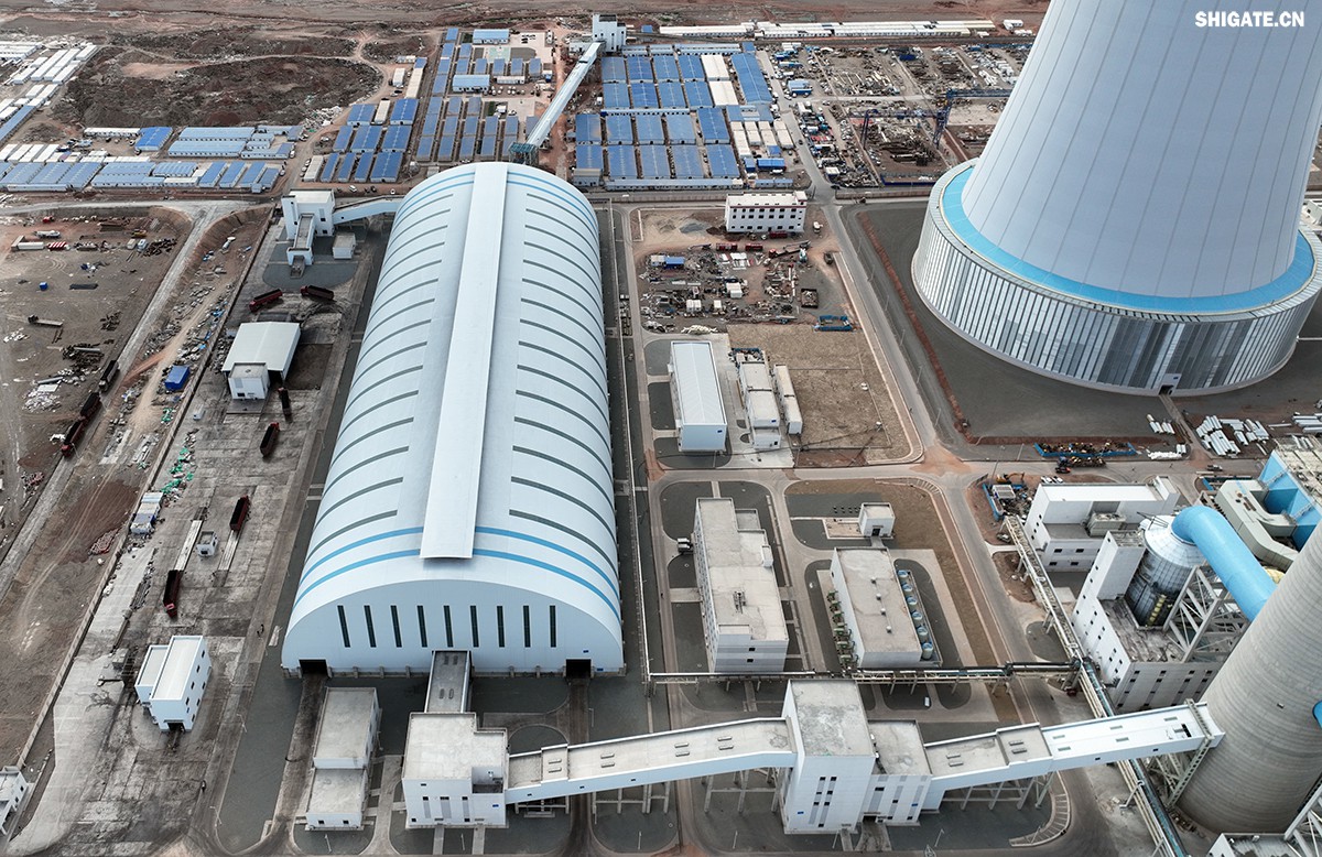 9月4日，我國首個“沙戈荒”新能源外送基地——新疆華電哈密2×100萬千瓦煤電項目建成投產(chǎn)，經(jīng)過為期半個多月試運行，狀況良好。在該項目建設(shè)過程中，河鋼集團舞鋼公司高端容器鋼板替代進口，獨家用于項目所需國內(nèi)首批100萬千瓦高效超超臨界純?nèi)夹陆邏A煤鍋爐等核心設(shè)備的制作，為國家重點新能源項目建設(shè)作出突出貢獻。    新疆華電哈密2×100萬千瓦煤電項目是國家十四五重點能源項目，新疆天山北麓戈壁能源基地重要組成部分，也是我國首個“沙戈荒”新能源外送基地首批機組和“疆電入渝”首批電源項目。新疆天山北麓戈壁能源基地通過“風光火熱儲一體化”模式，推動新能源高比例外送，對優(yōu)化電力資源配置、促進區(qū)域協(xié)調(diào)發(fā)展具有重要意義。    640.jpg     河鋼集團舞鋼公司依靠科技創(chuàng)新和技術(shù)進步，不斷提升核心競爭力。圍繞市場和客戶需求，在產(chǎn)品創(chuàng)新上下足功夫，做到研發(fā)一代、生產(chǎn)一代、儲備一代，加快鋼鐵產(chǎn)品由“原料級”向“材料級”轉(zhuǎn)變，不斷提升產(chǎn)品價值和客戶服務(wù)能力。針對項目方要樹立“戈壁綠電新標桿”的理念，河鋼集團舞鋼公司與參建單位聯(lián)合，為其生產(chǎn)項目核心關(guān)鍵設(shè)備提供所需鋼板。在生產(chǎn)過程中，科技人員創(chuàng)新工藝，在冶煉、軋鋼環(huán)節(jié)增加3項附加要求，嚴格跟蹤工藝執(zhí)行，攻克了鋼板表面質(zhì)量易波動等行業(yè)難題，確保了鋼板各項指標完全滿足客戶需求并按期交付。    新疆華電哈密2×100 萬千瓦煤電項目是國家“十四五” 重點能源項目，也是“疆電入渝”工程的重要配套電源。項目位于哈密三塘湖戈壁腹地，規(guī)劃裝機容量200萬千瓦。江西水電承建了該項目輸煤系統(tǒng)建筑安裝工程，包括輸煤棧橋、轉(zhuǎn)運站、碎煤機室等關(guān)鍵設(shè)施。自2024年4月開工以來，面對施工現(xiàn)場自然環(huán)境惡劣和緊張工期等諸多不利因素，江西水電項目團隊齊心協(xié)力、迎難而上，精心組織、科學管理，統(tǒng)籌抓好安全、質(zhì)量和進度，全力推動項目建設(shè)，確保了輸煤系統(tǒng)全線設(shè)備安裝、調(diào)試工作順利完成，為機組燃煤供應(yīng)提供了可靠保障，為首臺機組投產(chǎn)奠定了堅實基礎(chǔ)。    b1e903722c7a4f6b8aa0be1839829f67.jpg    在項目建設(shè)過程中，江西水電項目團隊始終堅持高標準、嚴要求，積極與各參建單位協(xié)同作戰(zhàn)，克服了一個又一個技術(shù)難題。特別是在1號機組順利通過168小時試運行后，項目團隊乘勝追擊，加快推進2號機組建設(shè)，僅用兩個月時間就實現(xiàn)了2號機組的投產(chǎn)，安全、優(yōu)質(zhì)、高效地完成了既定目標，實現(xiàn)年內(nèi)1號、2號機組雙投。    據(jù)了解，新疆華電哈密 2×100 萬千瓦煤電項目采用了國產(chǎn)高效超超臨界間接空冷燃煤機組，配套建設(shè)了封閉式煤場和210米高鋼結(jié)構(gòu)間冷塔，具有顯著的技術(shù)優(yōu)勢和環(huán)保效益。投產(chǎn)后，該項目每年預計可向重慶輸送電力超360億千瓦時，并支撐建設(shè)1020萬千瓦新能源項目，每年新增綠電249億千瓦時，在保障能源供應(yīng)的同時，為我國碳達峰碳中和目標的實現(xiàn)貢獻積極力量。